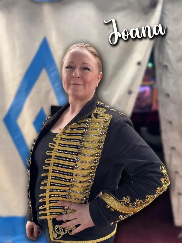 Joana — Artistin in farbenfrohem Bühnenkostüm