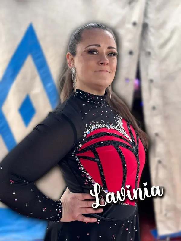 Lavinia — Artistin im roten Bühnenkostüm