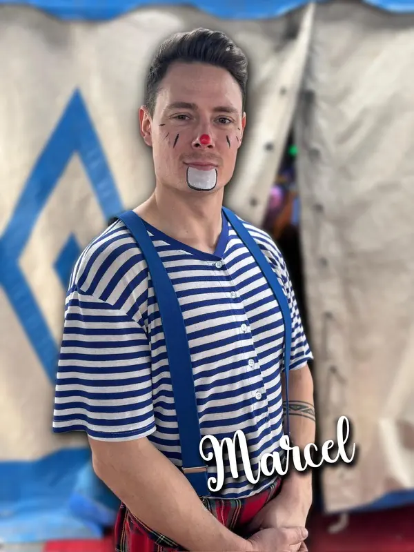 Marcel — Artist im blau-weiss gestreiften Kostüm