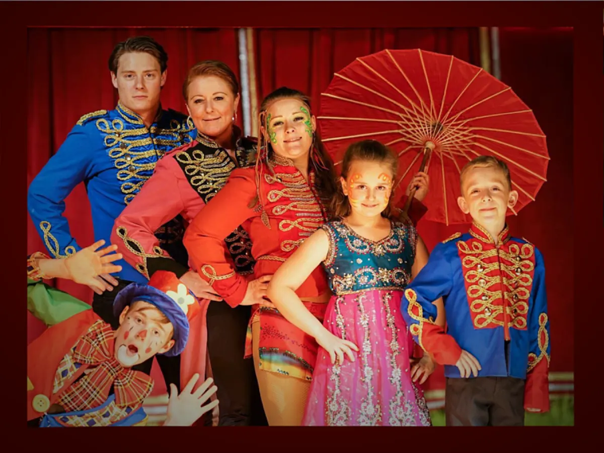 Die Zirkusfamilie Rio Artistik in vollen Showkostümen